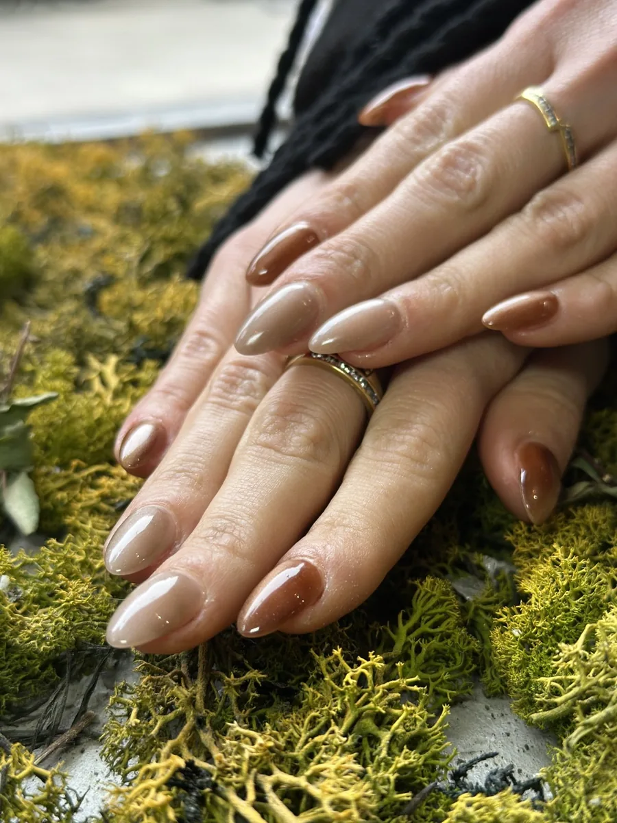 Manicura almendra en tonos nude y chocolate con esmalte ojo de gato sin imán