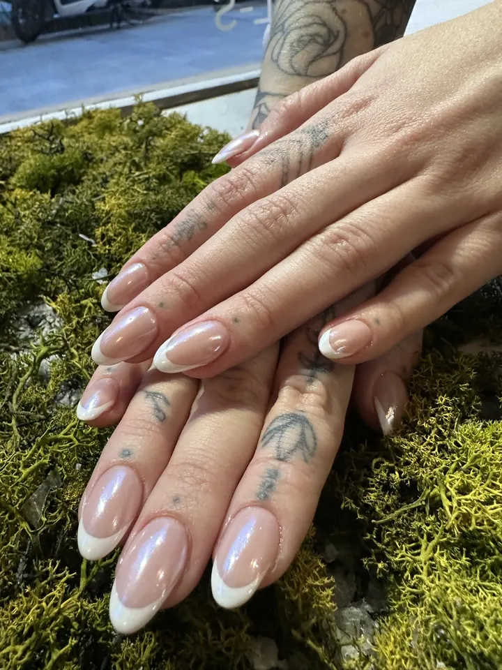 Manicura francesa almendra con acabado perlado