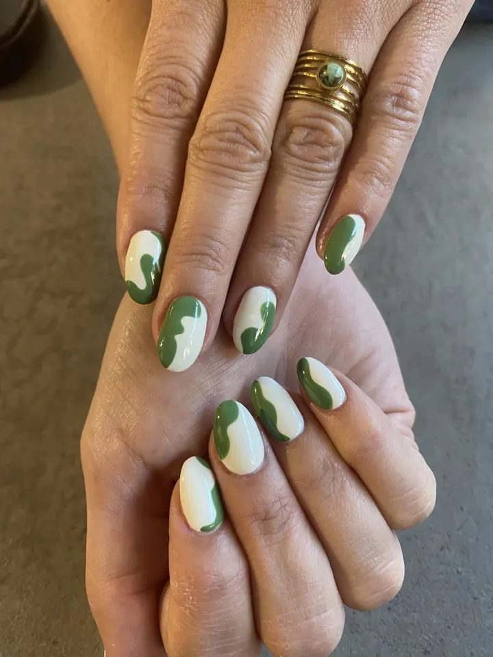 Uñas almendra blancas con ondas verdes