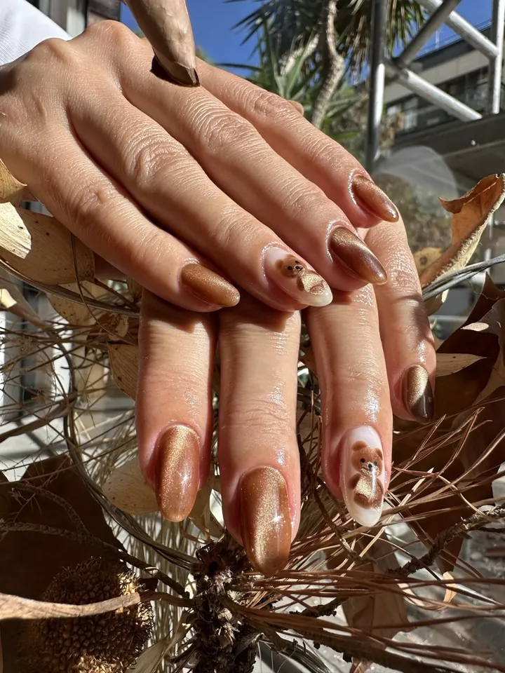 Uñas almendra marrón efecto ojo de gato con ositos pintados a mano